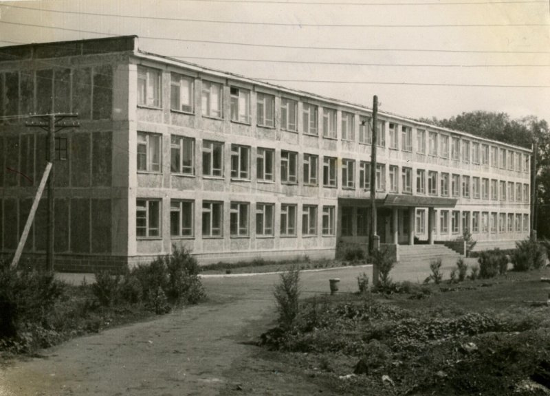 В январе 1976 года начались занятия в новом здании школы.